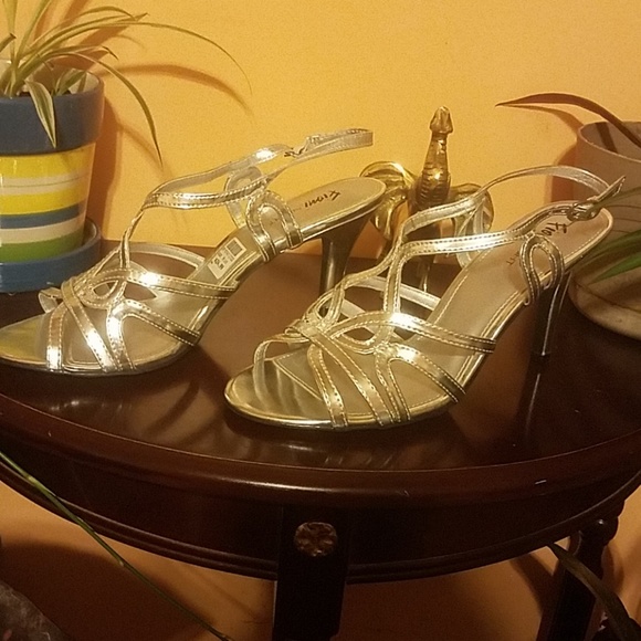 Shoes - Picture 3 of 4